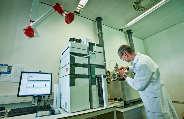 Onderzoeker laboratorium medicijnresten 1536x995