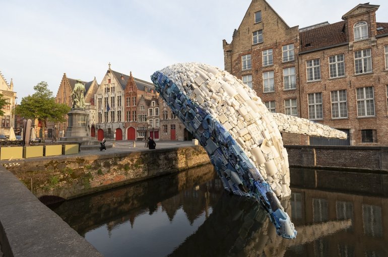 Giant plastic whale on its way to Utrecht